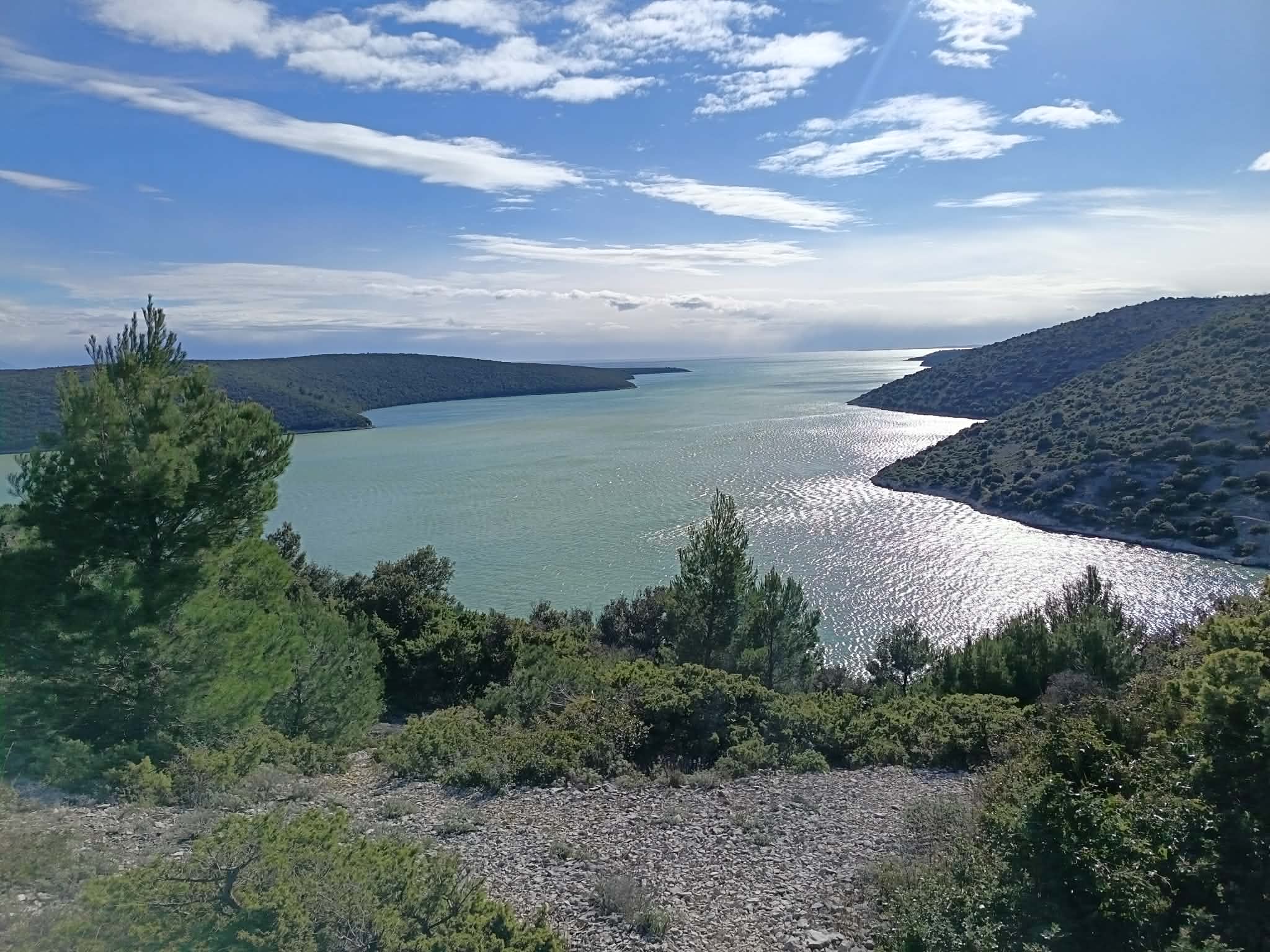 Građevinska zemljišta s pogledom na more – Rakalj (550 m² - 850 m²)