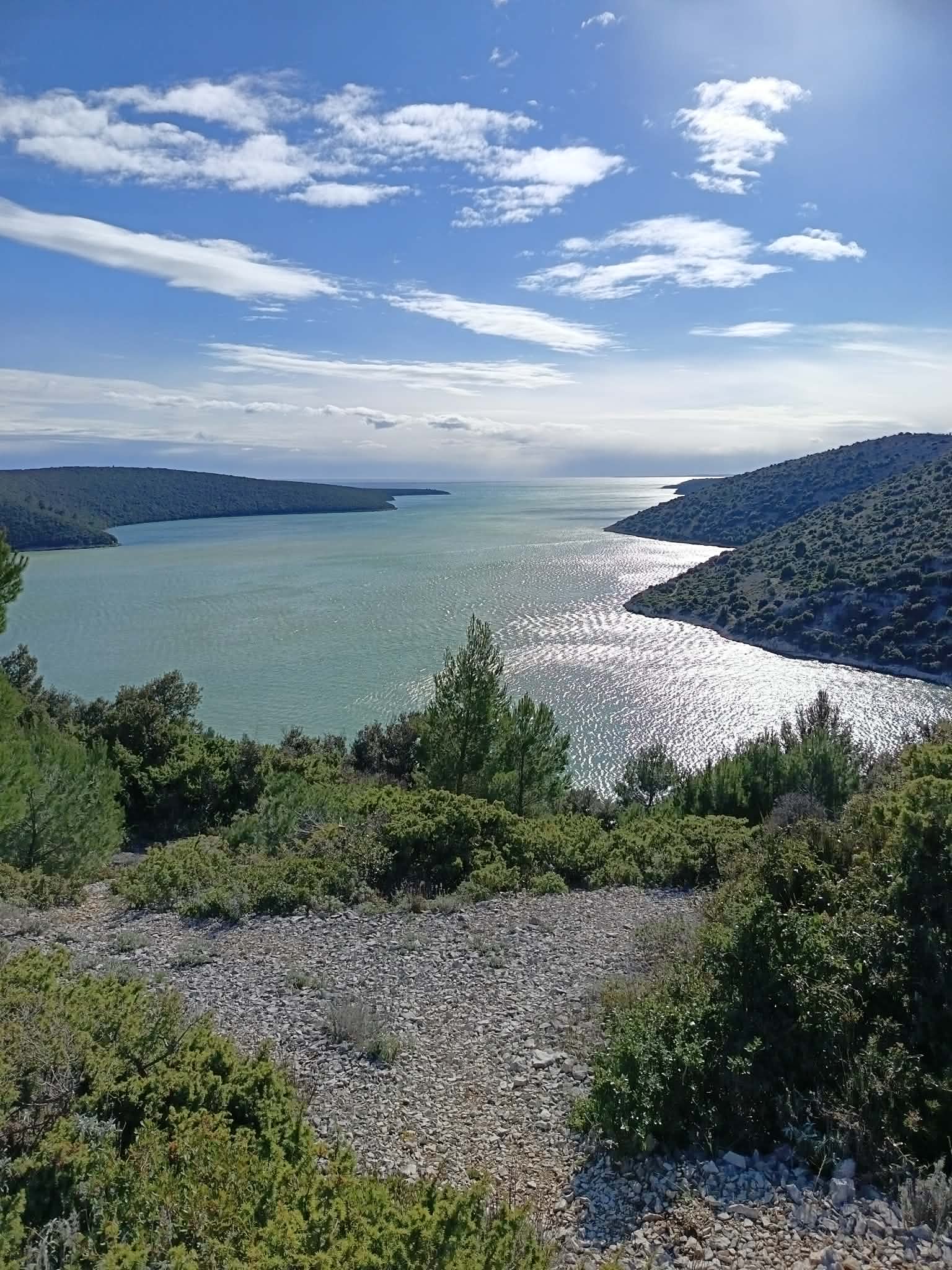 Građevinska zemljišta s pogledom na more – Rakalj (550 m² - 850 m²)