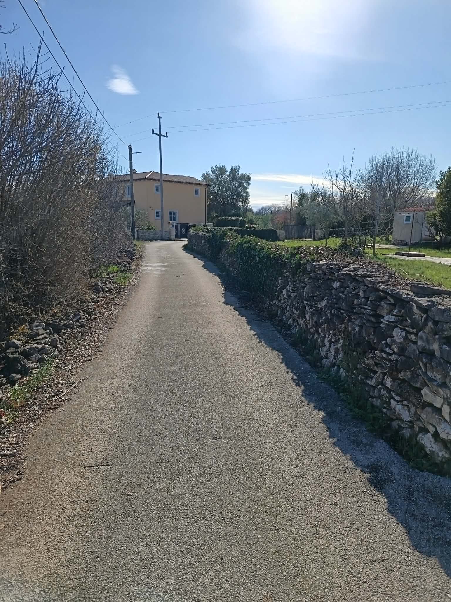 Građevinska zemljišta s pogledom na more – Rakalj (550 m² - 850 m²)
