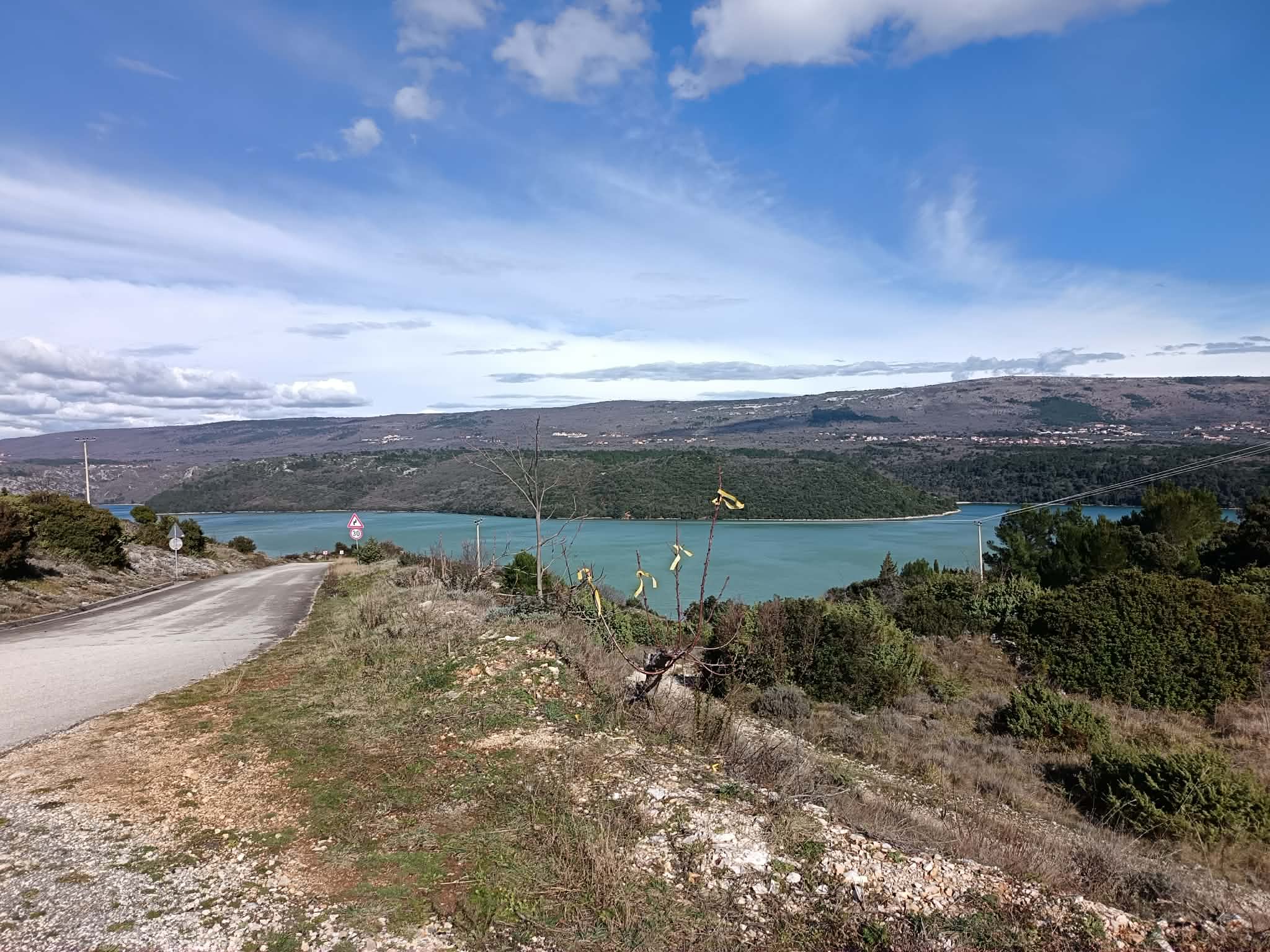Građevinska zemljišta s pogledom na more – Rakalj (550 m² - 850 m²)