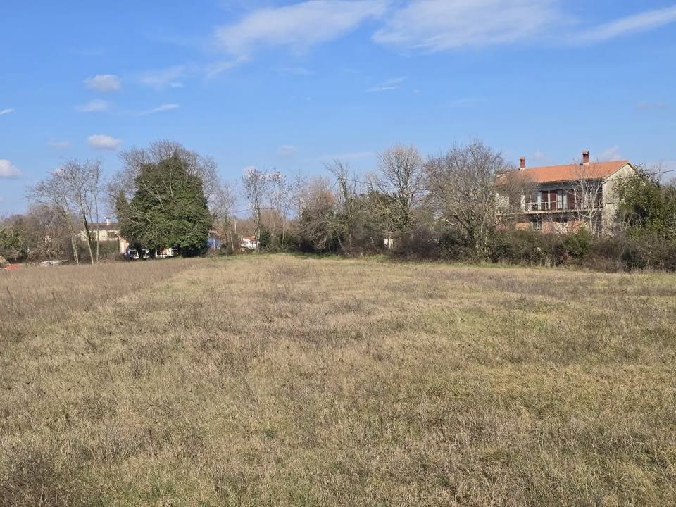 Građevinsko zemljište u Muntiću, Istra – 700 m2 s pogledom